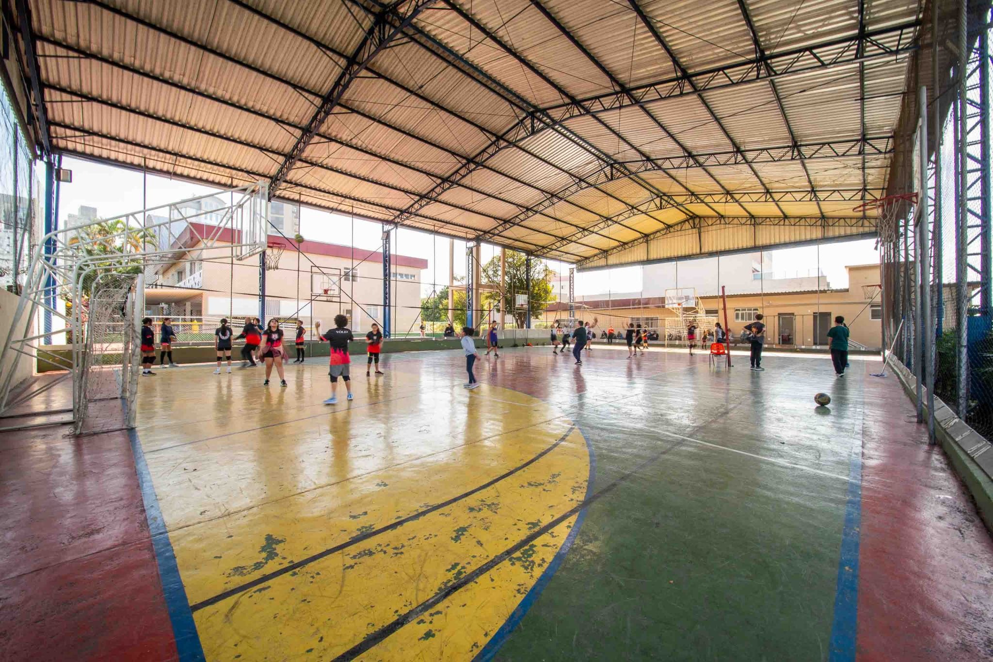 Aula de vôlei em Osaco