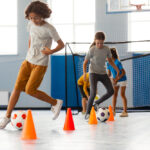 Crianças fazendo aula de futebol.