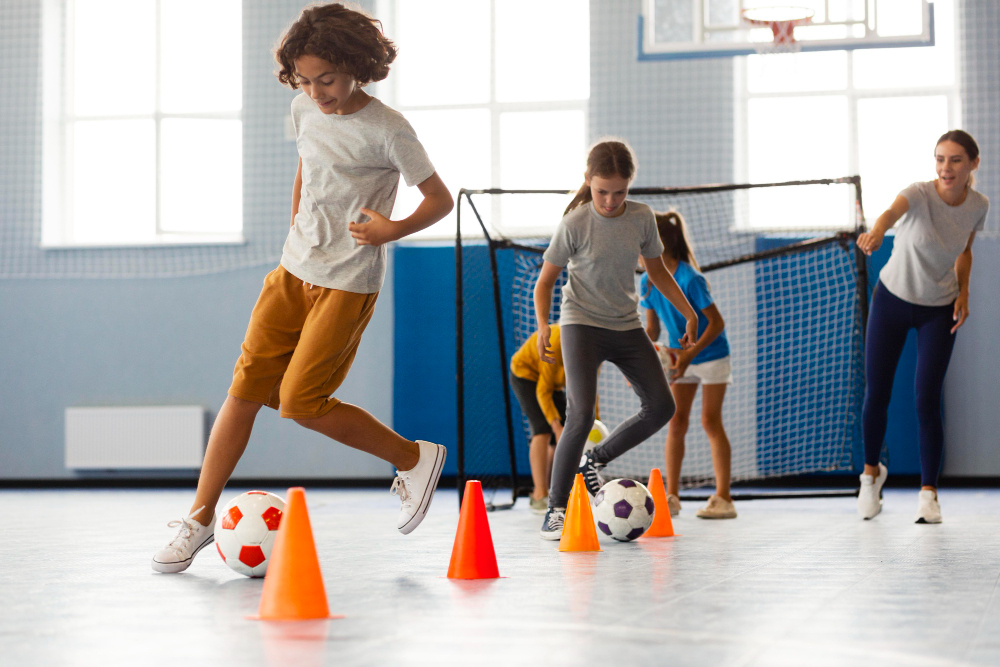 Crianças fazendo aula de futebol.