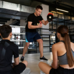 Crianças aprendendo boxe.