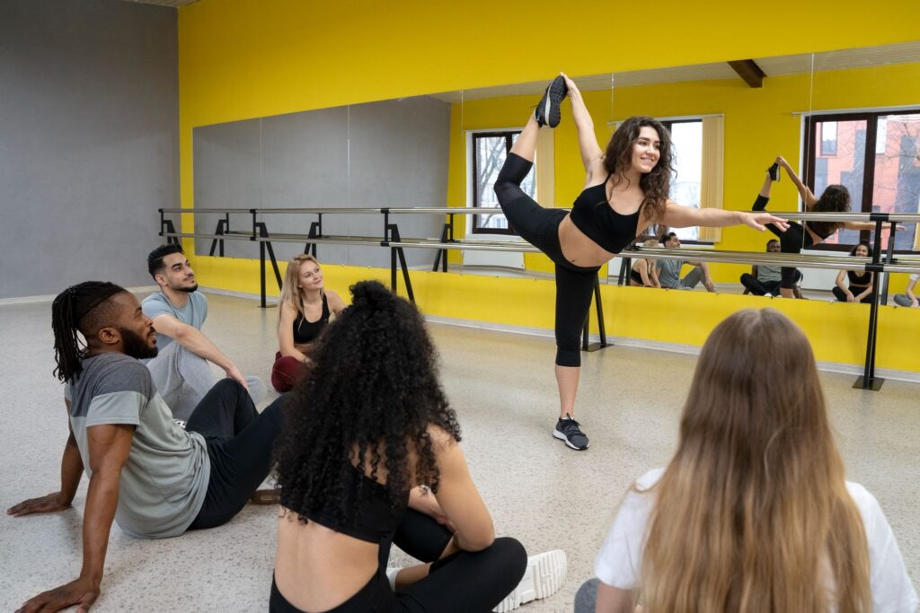Jovens fazendo aula de dança