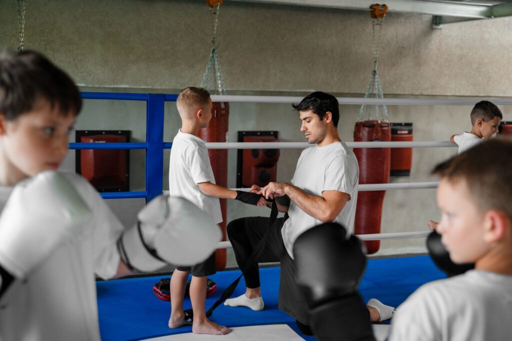 Crianças na aula de boxe.