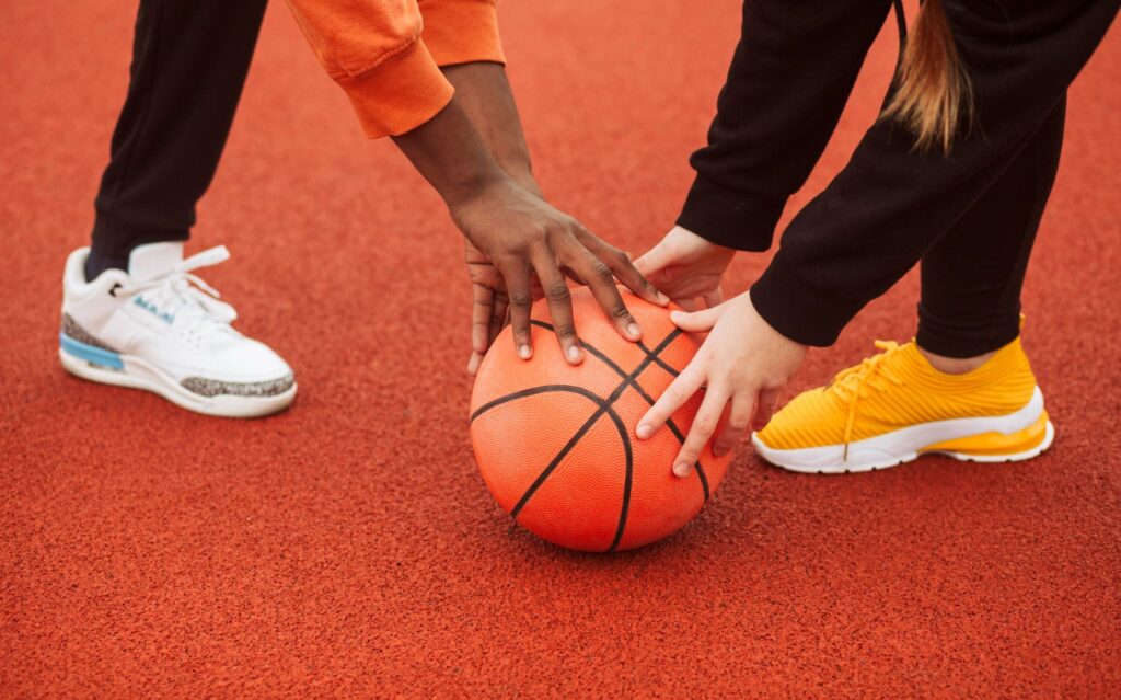 Adolecente jogando basquete