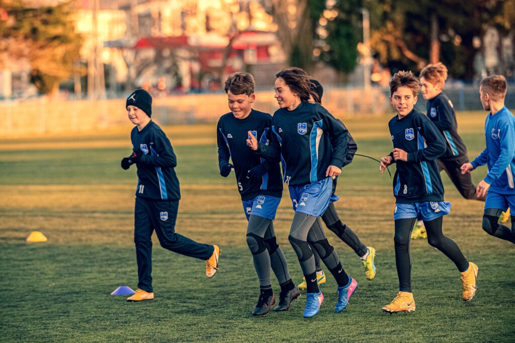Crianças treinando futebol.