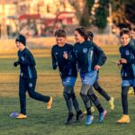 Crianças treinando futebol.
