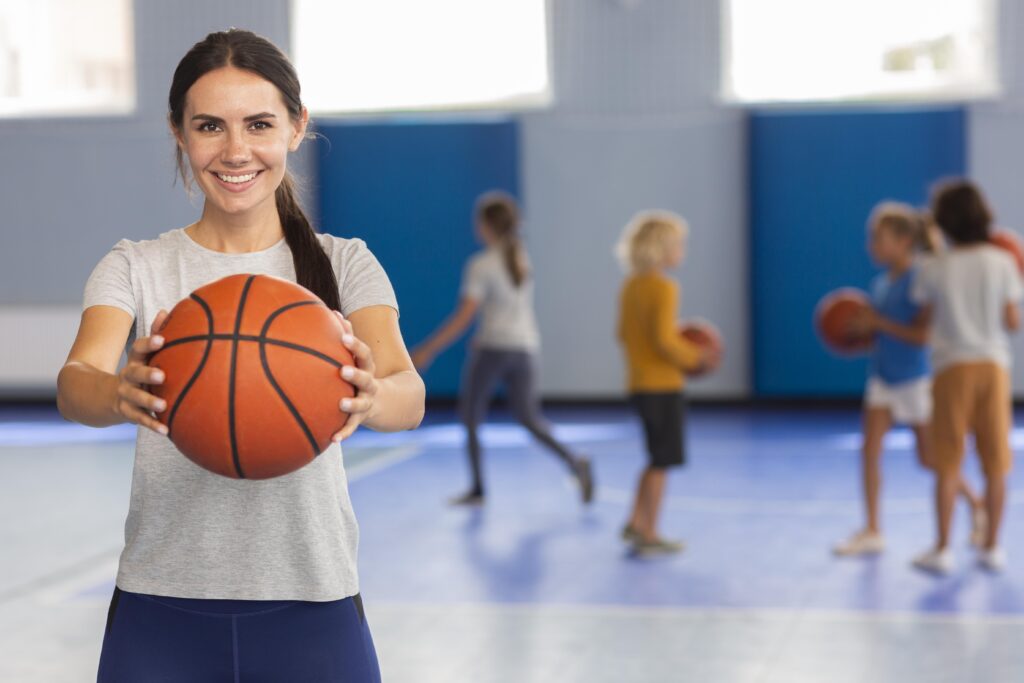 Aluna na aula de basquete.