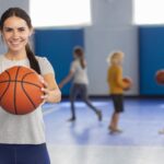 Aluna na aula de basquete.