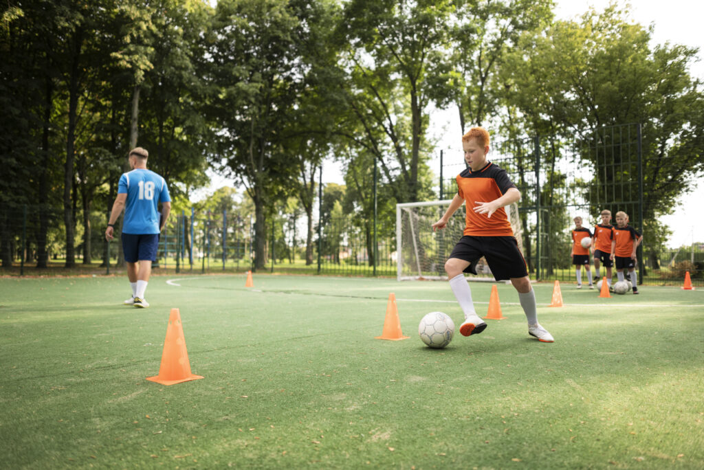 criança fazendo um treino de futebol.