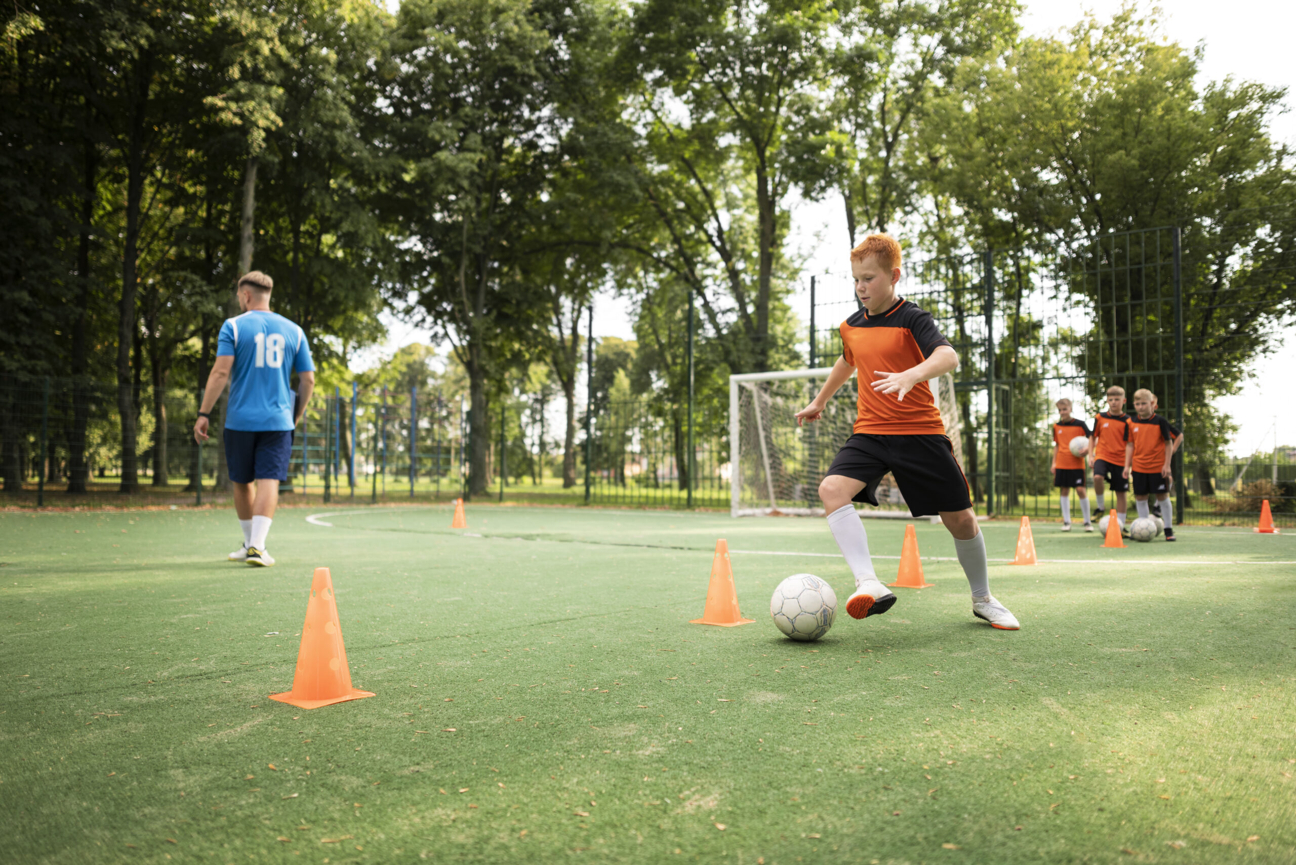 criança fazendo um treino de futebol.