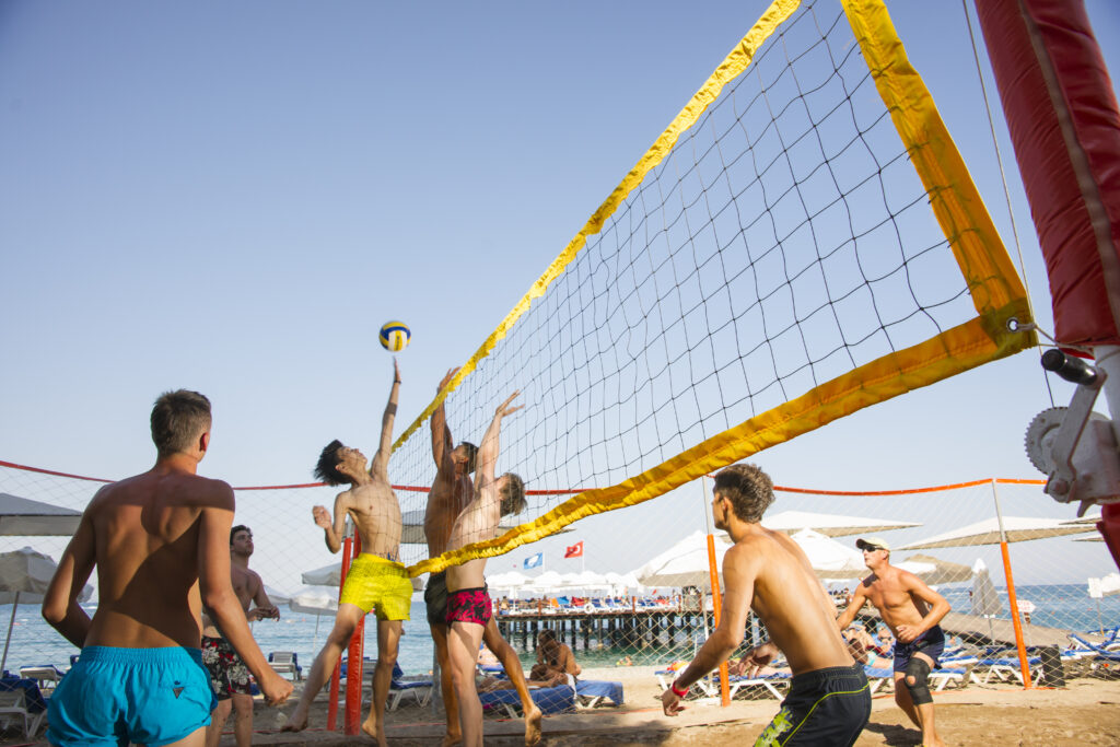 jovens jogando vôlei de praia