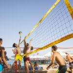 jovens jogando vôlei de praia