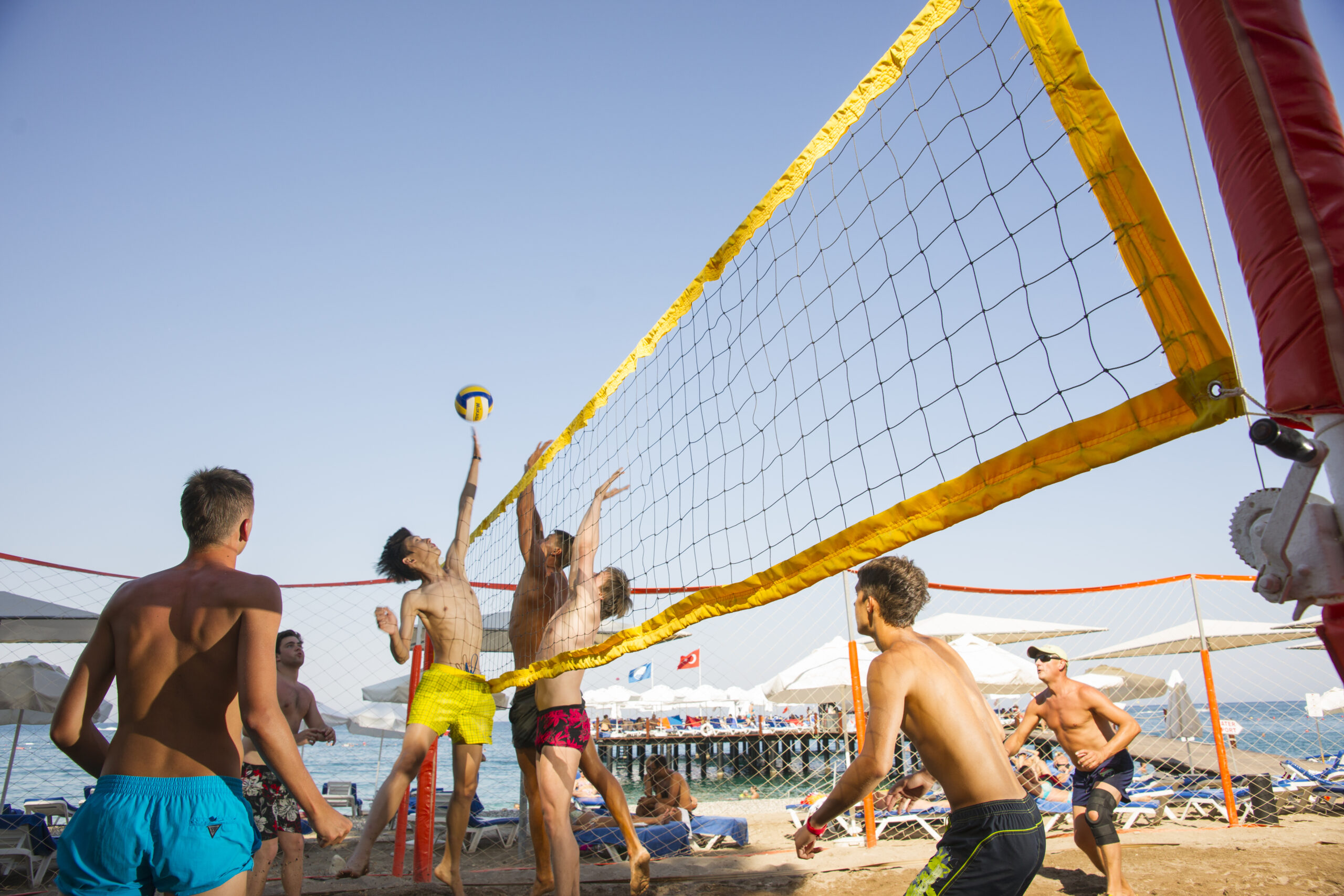 jovens jogando vôlei de praia