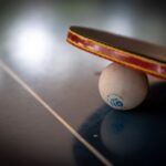 Raquete e bola utilizadas em aulas de tênis de mesa.
