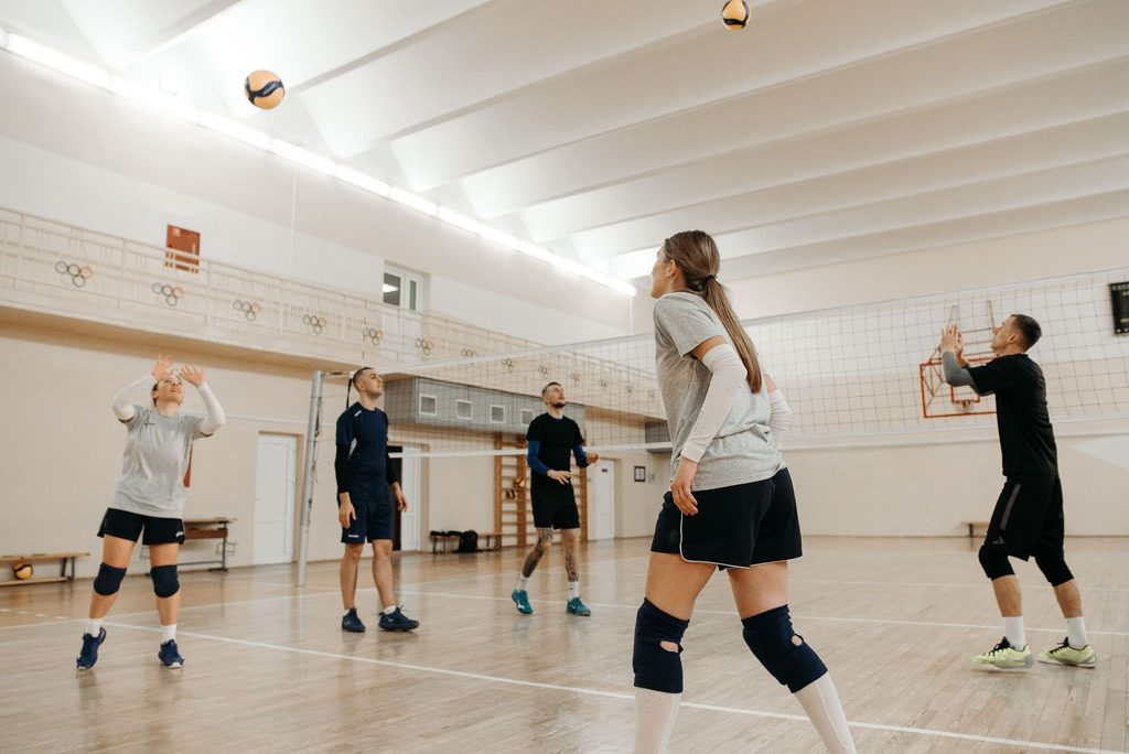Grupo durante um treino de vôlei.